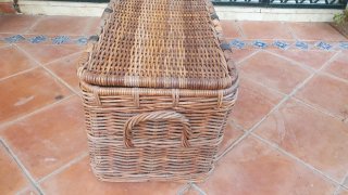 Baúl de mimbre con correas de cuero