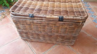 Baúl de mimbre con correas de cuero