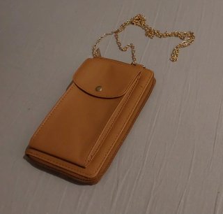 Bolso monedero con cadena dorada