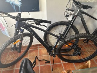 Bicicleta de Montaña hay tres, precio individual