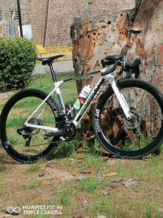 Bicicleta de carretera blanca