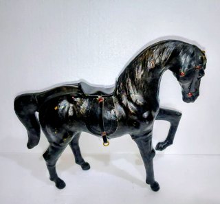 Caballo de cuero negro decorativo
