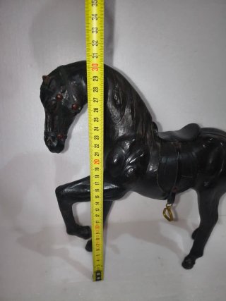 Caballo de cuero negro decorativo