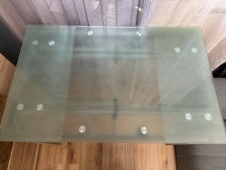 Mesa de cristal y metal gris