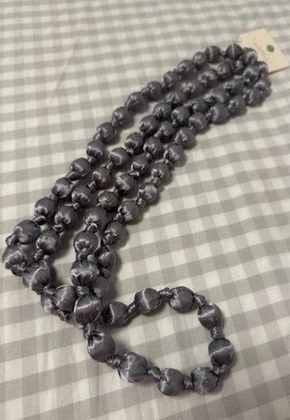 Collar de bolas gris