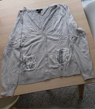 Rebeca H&M gris con bolsillos lentejuelas