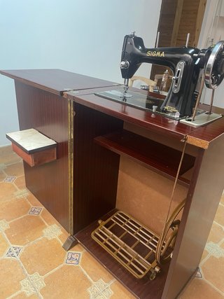 Máquina de coser antigua   Buenisima y funcionando