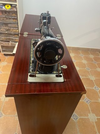 Máquina de coser antigua   Buenisima y funcionando