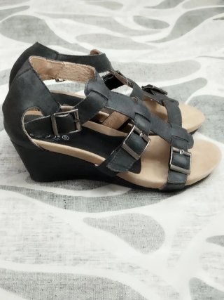 Sandalias cuña negras tiras hebillas T37