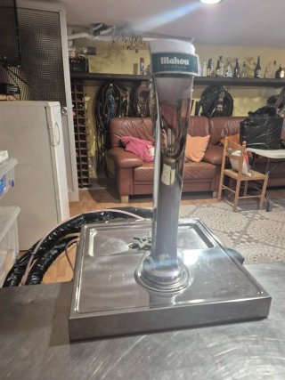 Maquina de Cerveza Mahou con dispensador