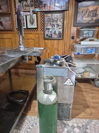 Maquina de Cerveza Mahou con dispensador