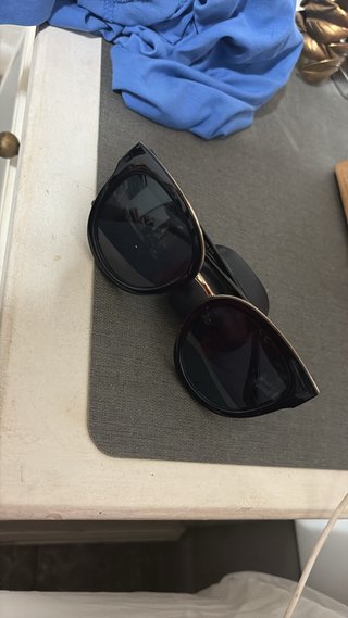 Gafas de sol negras y doradas