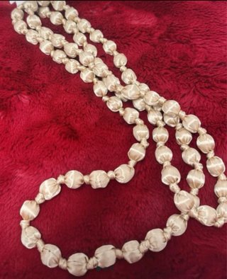 Collar de satén beige
