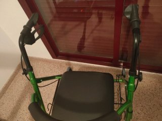 Andador verde con asiento y cesta