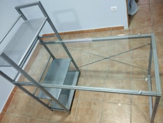 Escritorio metálico con estantería y cristal