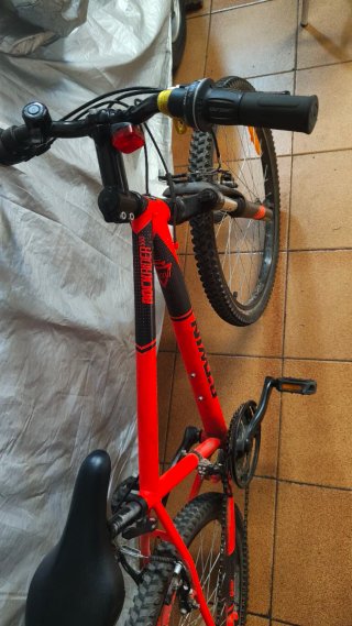 Bicicleta B'TWIN Roja