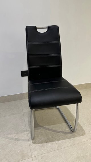 Mesa de cristal y metal + 6 sillas negras