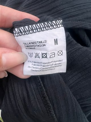 Vestido negro plisado con encaje
