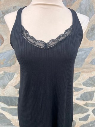 Vestido negro plisado con encaje