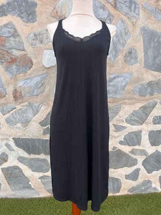 Vestido negro plisado con encaje
