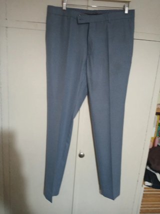 Traje de hombre azul grisáceo