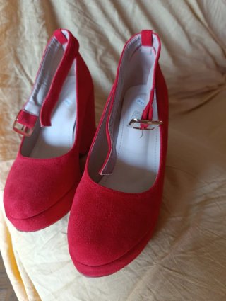 Zapatos de tacón rojos con plataforma