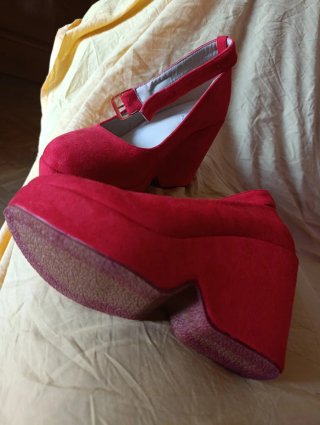 Zapatos de tacón rojos con plataforma