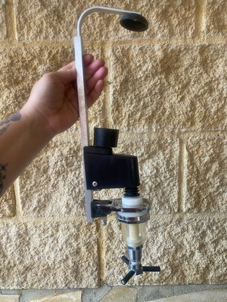 Dosificador de bebidas para colgarlo en la pared