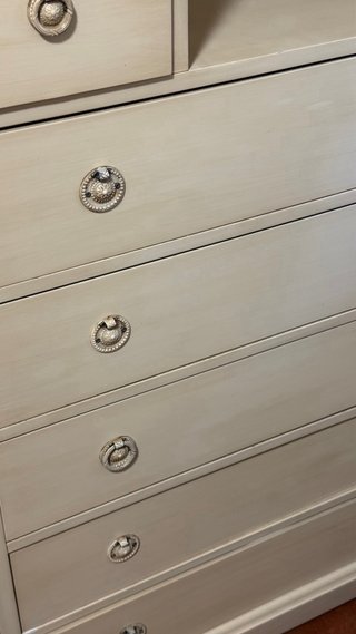 Cómoda de madera color crema