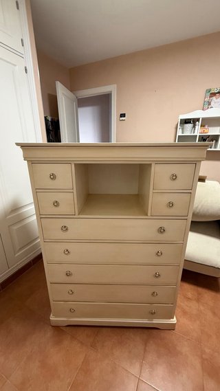 Cómoda de madera color crema