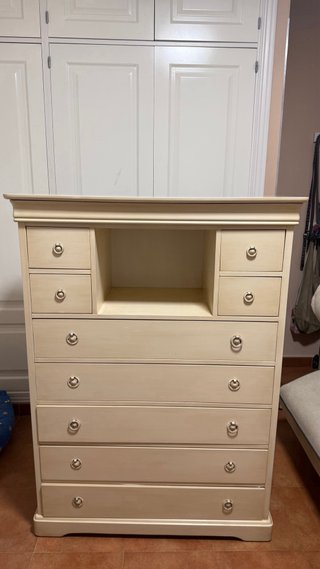 Cómoda de madera color crema