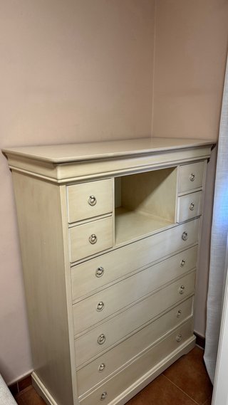 Cómoda de madera color crema