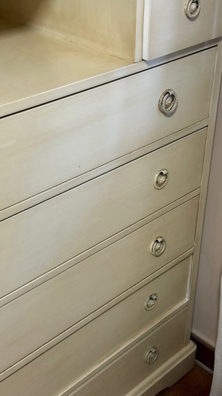 Cómoda de madera color crema