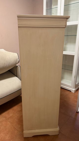 Cómoda de madera color crema