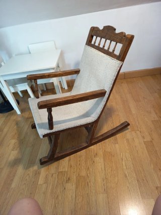 Mecedora antigua de madera y tela