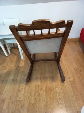 Mecedora antigua de madera y tela