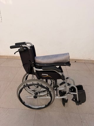 Silla de ruedas de aluminio plegable y con frenos