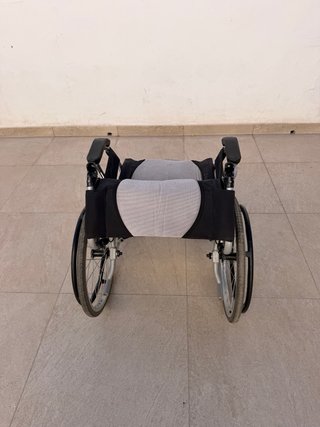 Silla de ruedas de aluminio plegable y con frenos
