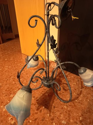 Lámpara de forja con tulipas azules