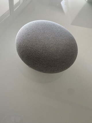 Google Nest Mini con supporto