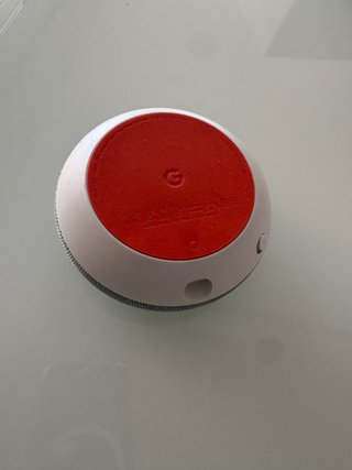 Google Nest Mini con supporto