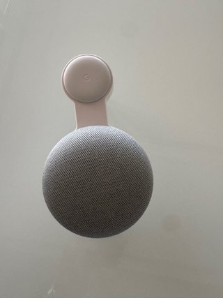 Google Nest Mini con supporto