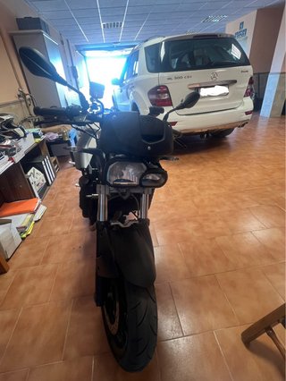 BMW F800R Negra y Blanca