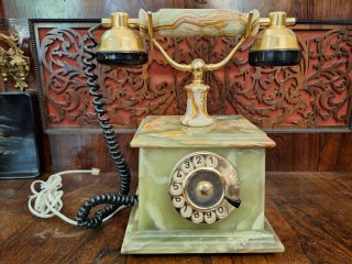 Teléfono antiguo de ónix verde y dorado