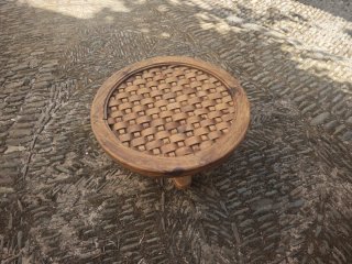 Mesa baja de madera maciza tallada