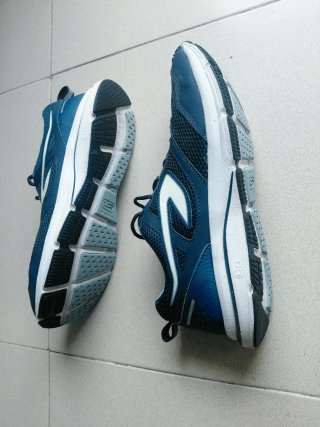 Zapatillas deportivas azules y blancas