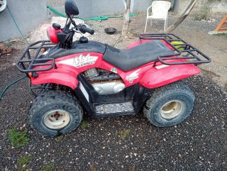 Quad Kymco Rojo y Negro