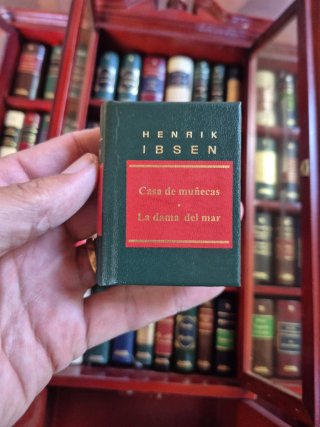 Libreria con collezione di libri nani Planeta DeAgostini