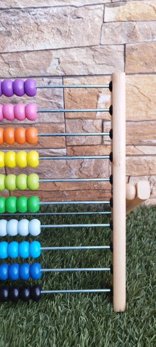 Ábaco de madera con 10 filas de 10 cuentas