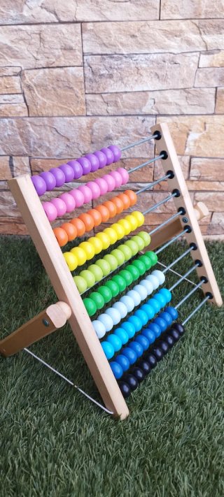 Ábaco de madera con 10 filas de 10 cuentas